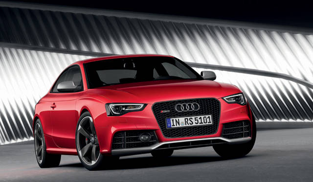 <strong>Audi RS5｜アウディ RS5</strong>　シングルフレームグリルは、当然あたらしい「A5」と同様、以前よりもコンパクトになり、マットなブラック仕上げを採用し、さらにタイトになった印象だ。キセノンプラスヘッドライトも然り、ワシのようなシャープさをもっている。