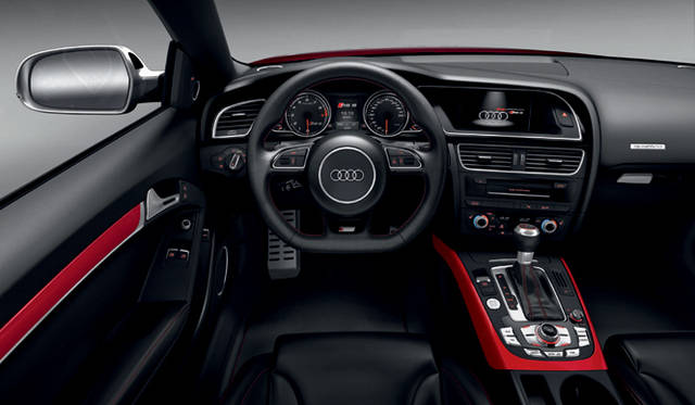 <strong>Audi RS5｜アウディ RS5</strong>　レザーで覆われたスポーツステアリングは底部がフラットになり、イグニッションキーやシフトレバーのデザインも変わっている。