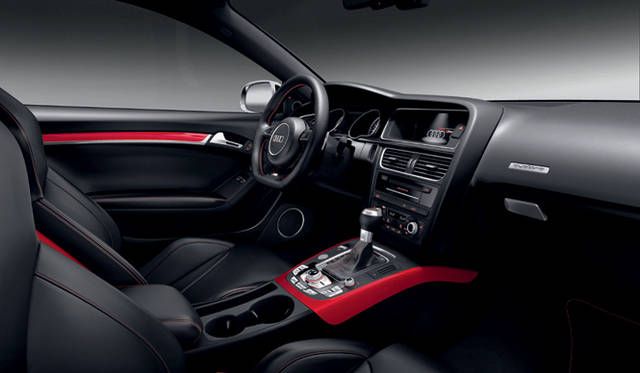 <strong>Audi RS5｜アウディ RS5</strong>　ヘッドレストにはレザーとアルカンターラのコンビネーション、シートにはファインナッパレザーを使用。