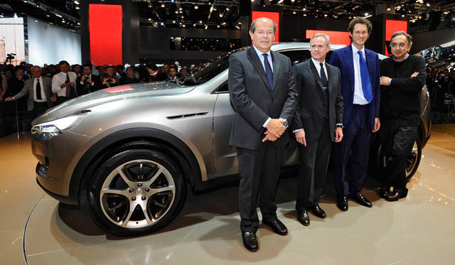 <strong>Maserati KUBANG｜マセラティ クーバン</strong>　写真左より、マセラティ・スタイル・センターのトップ　ロレンツォ・ラマチョッティ氏、マセラティCEO　ハラルド・ウェスター氏、フィアット副会長　ジョン・エルカーン氏、フィアットCEO兼マセラティ社長　セルジオ・マルキオンネ氏。