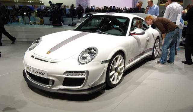 <strong>Porsche 911GT3 RS 4.0｜ポルシェ 911GT3 RS 4.0</strong>　997世代最後を飾る限定モデルは、ついに排気量4リッターに到達したフラット6から最高出力500psを絞り出す。軽量化された車体は車重1,360kgにとどまり、垂涎のパフォーマンスを発揮する。世界限定台数は600台。日本向けは17台とされる。