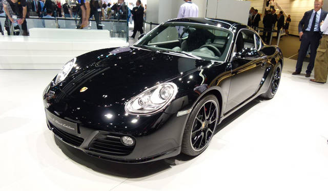 <strong>PORSCHE Cayman S Black Edition│ポルシェ ケイマン S ブラックエディション</strong>　911、ボクスターにつづいて登場したケイマン Sのブラックエディション。内外装を漆黒で覆っただけでなく、ケイマン Sよりも最高出力を10psアップさせたハイパフォーマンスも魅力。