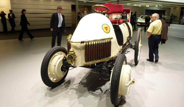 <strong>Porsche Semper Vivus｜ポルシェ Semper Vivus</strong>　世界ではじめて作られたハイブリッド車で、1900年、フェルディナンド・ポルシェ博士によって設計された。