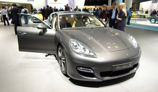 <strong>Porsche Panamera turbo S｜ポルシェ パナメーラ ターボS</strong>　パナメーラターボ用のエンジンにたいして37kW（50ps）もうわまわる410kW（550ps）を発生する4.8リッターV8ツインターボエンジンを積む、パナメーラのフラッグシップモデル。