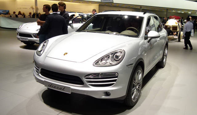 <strong>Porsche Cayenne diesel｜ポルシェ カイエン ディーゼル</strong>　エンジンはカイエンとおなじV型6気筒3リッターディーゼル。エンジンが嵩むため4WDがつくれず、またPDKではなく8段ティプトロニックSが組み合わされる。550Nmの余裕のトルクで走りは爽快。それでいて航続距離は1,200kmにも届く。