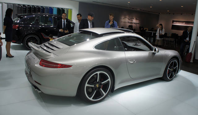 <strong>Porsche 911 Carrera S exclusive｜ポルシェ 911 カレラS エクスクルーシブ</strong>　自分好みの1台をビスポークできるエクスクルーシブ仕様が早速1台展示されていた。個性的なホイール、ダックテール風のスポイラーなどを装備。写真の大開口のサンルーフは通常のオプションとして設定されている。