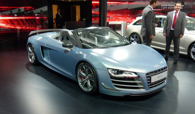 <strong>Audi R8 GT spyder｜アウディ R8 GT スパイダー</strong>　最高出力412 kW （560ps）、最大トルク540Nmを発生する5.2リッターV10エンジンを積む同車は、CFRPなどの軽量素材を多く用いることで、R8 スパイダー 5.2 FSI クワトロより85kgもダイエットしたモデル。