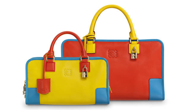 <strong>LOEWE｜ロエベ</strong>　伊勢丹新宿店にて「ロエベ　マスター・オブ・レザー」展開催<br />手前からアマソナ28 マルチカラー　18万9000円、アマソナ マルチカラー　27万3000円（素材：リファインドカーフ）