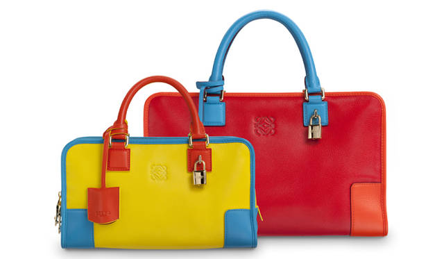 <strong>LOEWE｜ロエベ</strong>　伊勢丹新宿店にて「ロエベ　マスター・オブ・レザー」展開催<br />手前からアマソナ28 マルチカラー　18万9000円、アマソナ マルチカラー　27万3000円（素材：リファインドカーフ）