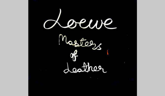 <strong>LOEWE｜ロエベ</strong>　伊勢丹新宿店にて「ロエベ　マスター・オブ・レザー」展開催<br />今回の展示会場のデザインを手がけたロバート・クラーク氏を迎え、ブランドが誇る卓越した技能と豊富な知識を持った職人たちを称え、製作されたスペシャルブック『Masters of Leather（マスター・オブ・レザー）』もお目見え！<br />スペシャルブック『Masters of Leather』5万8800円（参考価格）