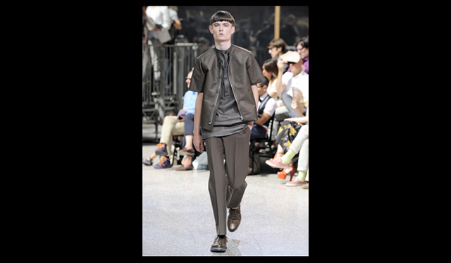 <strong>LANVIN｜ランバン</strong>　今季最高のコレクションと称されたランバン。パリ中心にある商品取引所の広い空間で、コレクションが発表された。「Go back to masculine」をテーマに、ユニフォーム的なテイストを採り入れ、マニッシュなイメージのコレクションとなった。明るいカラーパレットのスリムスーツなど、ランバンらしいエレガンスに満ちていた。