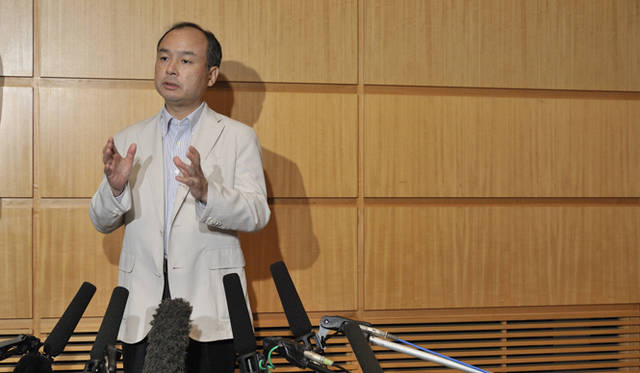 <strong>自然エネルギー財団｜世界の英知を結集し、いよいよ始動</strong>　記者団の質問に答える孫正義氏。