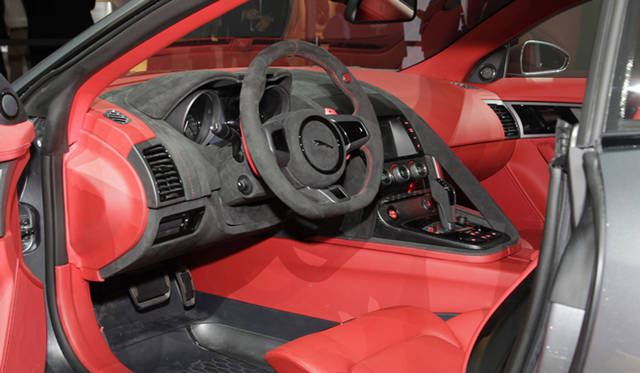 <strong>JAGUAR C-X16│ジャガー C-X16</strong>　2シーターではなく1+1を謳う室内は、なるほど囲まれ感が強調されている。ステアリングホイール右手親指のところにある「Push to Pass」ボタンを押すとモーターブーストがかかる。またEV走行も可能とされている。