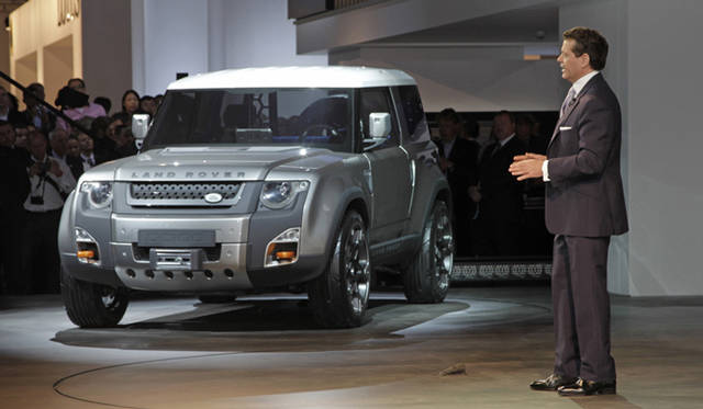 <strong>LANDROVER DC100｜ランドローバー DC100</strong>　短いホイールベースやスクエアな線と面の構成など、まさにシルエットは初代ランドローバーのショートモデルのイメージだ。前席は3人掛け。エンジンは2リッター4気筒ディーゼルでハイブリッドシステム、トランスファーつきパーマネント4WDを組みあわせる。