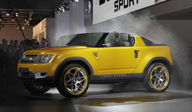<strong>LANDROVER DC100 Sport｜ランドローバー DC100 スポーツ</strong>　サプライズ登場したオープン版。モチーフは最初期型のディフェンダーだ。ラウンドしたフロントウインドウ、短く切り詰められたサイドウインドウなどが特徴的なこちらは全長が30cm以上短縮され、エンジンもガソリンとなる。