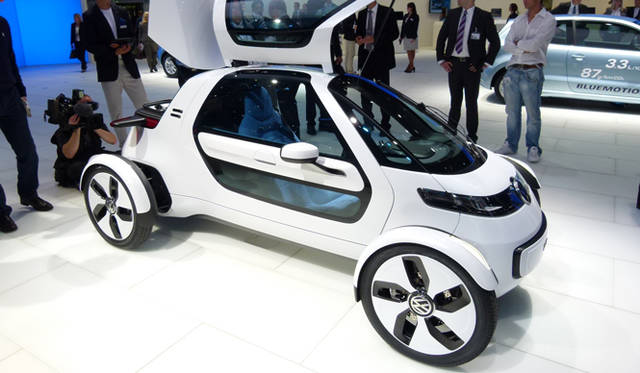 <strong>Volkswagen NILS｜フォルクスワーゲン NILS</strong>　都市生活者をターゲットに、いままでのクルマよりも手軽で高効率、かつ、モーターサイクルよりも快適なあたらしい移動手段として提案されたひとり乗りのEV。全長3,040×全幅1,390×全高1,310mmの超コンパクトなEVは、最高速130km/h、航続距離65kmの実力。