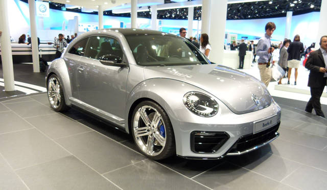 <strong>Volkswagen The Beetle R concept｜フォルクスワーゲン ザ ビートルR コンセプト</strong>　ゴルフR、シロッコRにつづくあたらしいハイパフォーマンスモデルがこのビートルRコンセプト。約270psの最高出力を絞り出す2リッターターボがベースモデルと一線を画する高性能を発揮。20インチタイヤやワイドなバンパー、大型のリアスポイラーがスポーティな性格を強調する。