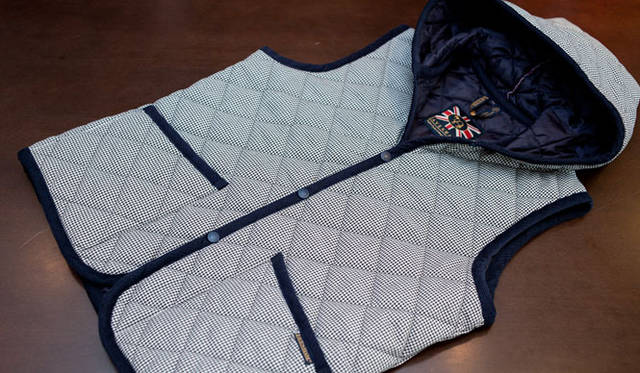 <strong> SHIPS｜シップス</strong>　LAVENHAM フード付きベスト 2万9400円（シップス 銀座店）