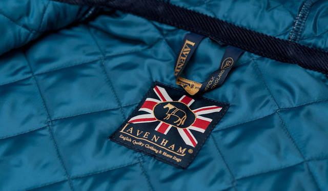 <strong> SHIPS｜シップス</strong>　LAVENHAM フード付きベスト 2万9400円（シップス 銀座店）