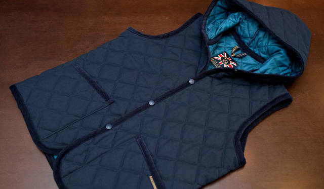 <strong> SHIPS｜シップス</strong>　LAVENHAM フード付きベスト 2万9400円（シップス 銀座店）