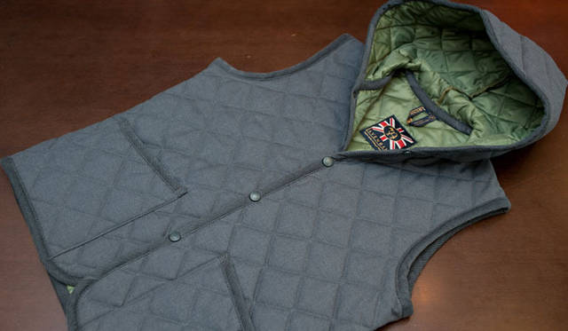 <strong> SHIPS｜シップス</strong>　LAVENHAM フード付きベスト 2万9400円（シップス 銀座店）