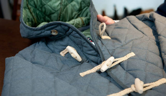 <strong> SHIPS｜シップス</strong>　LAVENHAM ショート丈ダッフル 4万9350円（シップス 銀座店）