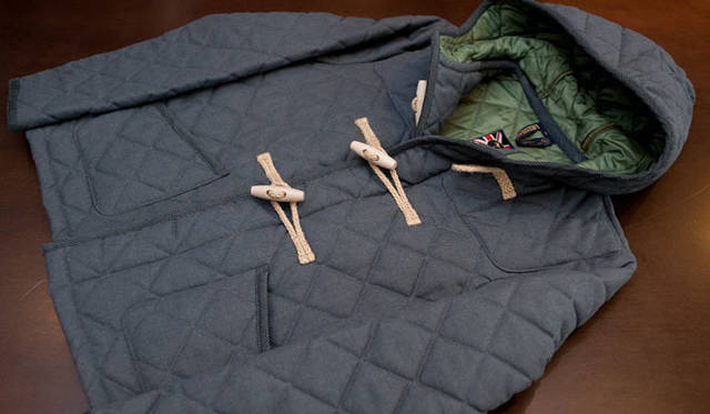 <strong> SHIPS｜シップス</strong>　LAVENHAM ショート丈ダッフル 4万9350円（シップス 銀座店）