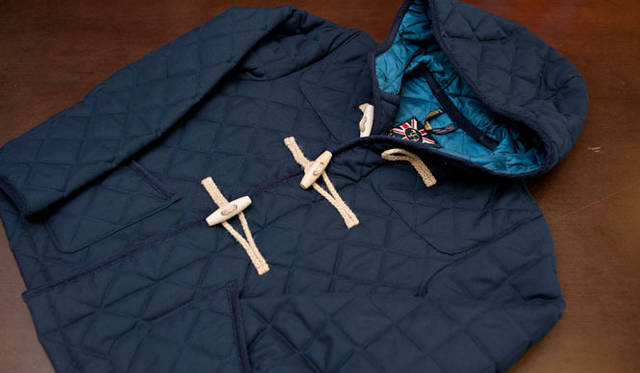 <strong> SHIPS｜シップス</strong>　LAVENHAM ショート丈ダッフル 4万9350円（シップス 銀座店）