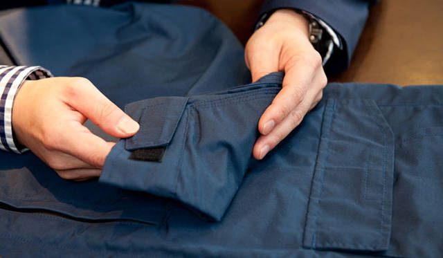 <strong> SHIPS｜シップス</strong>　SIERRA DESIGNS ショートパーカ 3万9900円（シップス 銀座店）