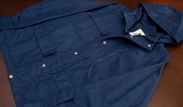 <strong> SHIPS｜シップス</strong>　SIERRA DESIGNS ショートパーカ 3万9900円（シップス 銀座店）