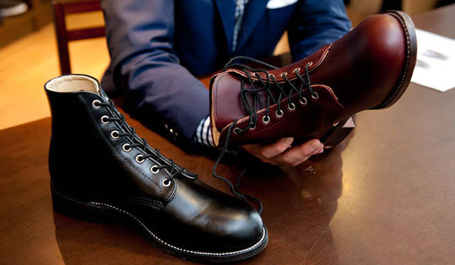 <strong> SHIPS｜シップス</strong>　SHIPSオリジナル プレーントゥ レースアップブーツ各2万5200円（シップス 銀座店）