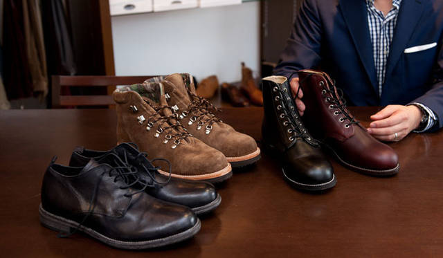 <strong> SHIPS｜シップス</strong>　SHIPSオリジナル プレーントゥ レースアップブーツ各2万5200円（シップス 銀座店）