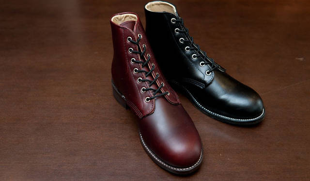 <strong> SHIPS｜シップス</strong>　SHIPSオリジナル プレーントゥ レースアップブーツ各2万5200円（シップス 銀座店）