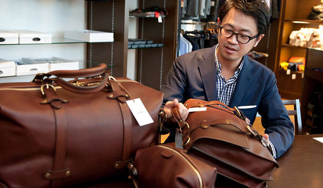 <strong> SHIPS｜シップス</strong>　WEXLER&CO. トラベルバッグ 23万1000円、ブリーフバッグ 18万9000円、ポーチ 2万9400円（すべてシップス 銀座店）