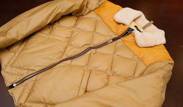 <strong> SHIPS｜シップス</strong>　NIGEL CABOURN×EDDIE BAUER スカイライナーモデル 14万4900円（シップス 銀座店）