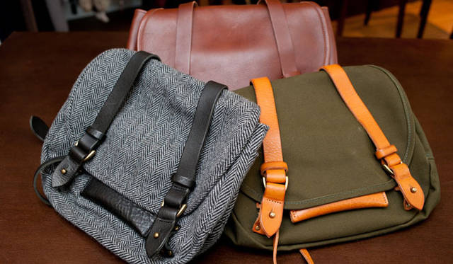 <strong> SHIPS｜シップス</strong>　AMIACALVA（アミアカルヴァ）バッグ レザー2万9400円、キャンバス1万8900円、ウール1万9950円（シップス 銀座店）