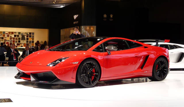<strong>Lamborghini｜ランボルギーニ<br><br>2011フランクフルトモーターショー現地レポート第12弾！</strong><h2>旗艦モデルをしたがえ登場したガヤルドの頂点</h2>フォルクスワーゲングループが集結するホール3の、ベントレー、ブガッティ、ポルシェに隣接するプレミアムブランドゾーンにブースを構えたランボルギーニ。今年3月のジュネーブショーでお披露目さら新世代フラッグシップ、アヴェンタドールを左右にしたがえるようにステージ中央に鎮座したのが、今回がワールドプレミアとなるガヤルド LP570-4 スーパートロフェオ・ストラダーレだ。ガヤルドシリーズの頂点に位置する同モデルは、ワンメイク選手権用をベースとしたもので、いわば公道を走るレーシングマシン。 