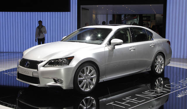 <strong>LEXUS GS450h｜レクサス GS450h</strong>　新開発の3.5リッターV6直噴エンジンとモーターを組みあわせ、エモーショナルな加速と145g/kmを下まわる低CO2排出を両立した新型GS450h。ゴルフバッグ4個搭載可能となった荷室、天然竹を利用したステアリングなど目をひく要素が目白押しだ。