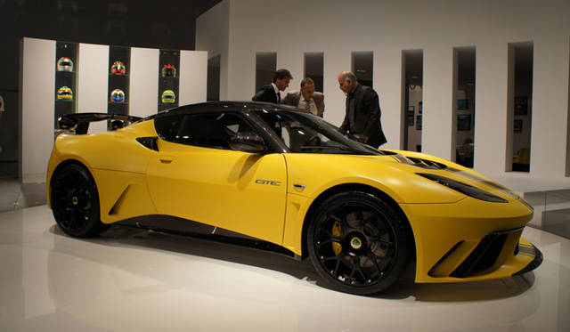 <strong>LOTUS EVORA GTE｜ロータス エヴォーラGTE</strong>　カーボン素材の多用などで105kgの軽量化を達成したボディに、最高出力444psのパワーユニットをおさめたエヴォーラGTE。当初25台の予定が中国だけで120台のオーダーがはいり、生産が拡大になった由。日本にも年内には上陸予定だ。