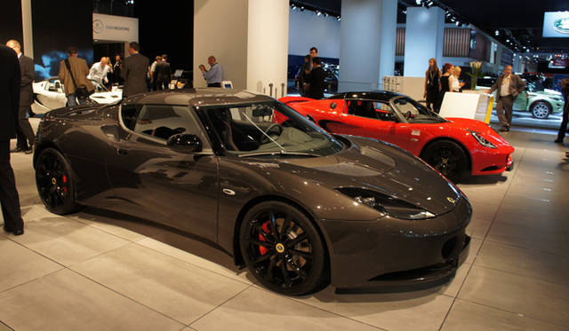 <strong>LOTUS EVORA S｜ロータス エヴォーラS</strong>　おもに内外装のクオリティにかんする不満の声にこたえて、143カ所ものアップデートをほどこした2012年モデルのエヴォーラ。たしかに室内のステッチのいれ方などには一目瞭然のちがいがあらわれていた。