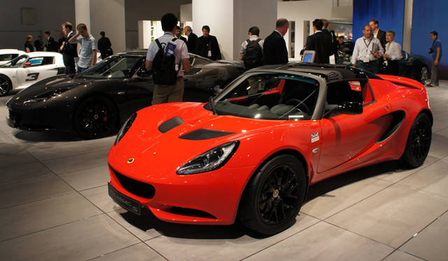 <strong>LOTUS ELISE S｜ロータス エリーゼS</strong>　最高出力220psを発生する新エンジンが積まれたエリーゼS。さらに注目は、エリーゼにパドル操作の6段ATモデルが追加されたことだろう。根強い人気のエリーゼ、再度力がいれられていくようだ。