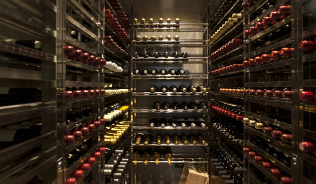 <strong>CoSTUME NATIONAL｜コスチューム・ナショナル</strong>