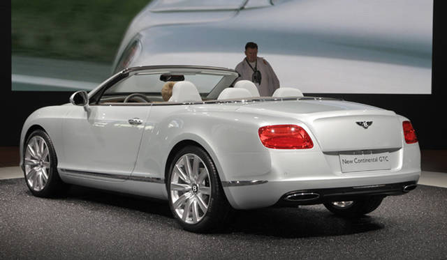 <strong>BENTLEY CONTINENTAL GTC│ベントレー コンチネンタル GTC</strong>　クーペ以上にスマートな印象が高められた新型コンチネンタルGTC。内装は17色のハイド、6種類の色の組みあわせ、7種のウッドパネルから選択できる。新開発のネックウォーマーも設定され、寒冷時にも快適なオープン走行が可能になった。