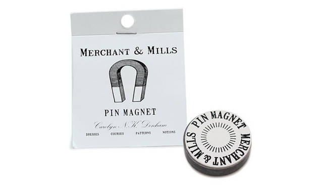 <strong>MERCHANT&MILLS｜マーチャント＆ミルズ</strong>　「PIN MAGNET」（パッケージ｜8.5×7cm、本体｜直径3.5×厚み1.1cm、価格｜945円）