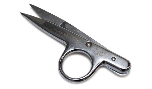 <strong>MERCHANT&MILLS｜マーチャント＆ミルズ</strong>　「THREAD CLIPS」（パッケージ｜11.4×7.4×2.7cm、本体｜長さ11.7cm、価格｜3150円）