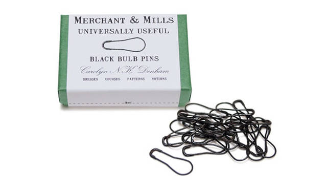 <strong>MERCHANT&MILLS｜マーチャント＆ミルズ</strong>　「BLACK BULB PINS」（パッケージ｜4.6×6.7×2.8cm、長さ｜21mm、価格｜998円）