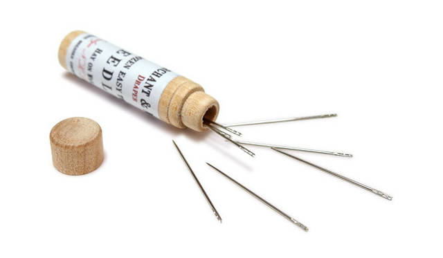 <strong>MERCHANT&MILLS｜マーチャント＆ミルズ</strong>　「NEEDLS WOODEN CASE」（ボックスサイズ｜直径1.3×5.9cm、針｜8サイズ、価格｜893円）