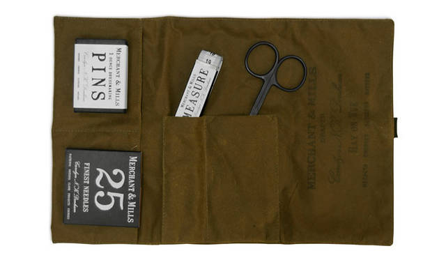 <strong>MERCHANT&MILLS｜マーチャント＆ミルズ</strong>　「SEWING KIT」（本体｜広げたとき32.5×20.2cm、畳んだとき11×20.2cm、価格｜6300円）