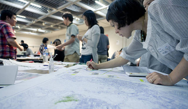 <strong>特集｜OPENERS的ニッポンの若手建築家 PARTII　アラキ＋ササキアーキテクツ</strong>　Hiroshima 2020 Design Charrette（2010年）でのA＋Saの制作風景 Photo by SHIMIZU KEN