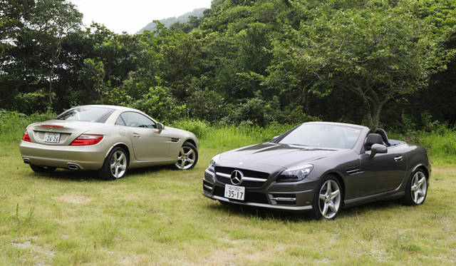 <strong>Mercedes-Benz SLK-Class｜メルセデス・ベンツ SLKクラス</strong>　写真手前／SLK 350 ブルーエフィシエンシー、写真奥／SLK200 ブルーエフィシエンシー